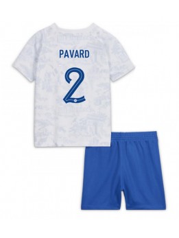 Frankreich Benjamin Pavard #2 Auswärts Trikotsatz für Kinder WM 2022 Kurzarm (+ Kurze Hosen)